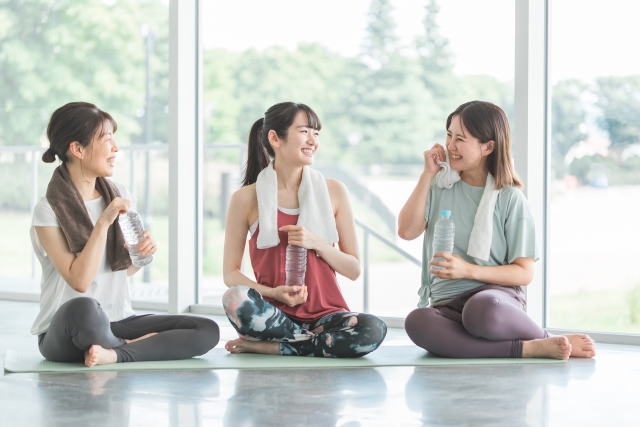 スポーツドリンクを飲む女性